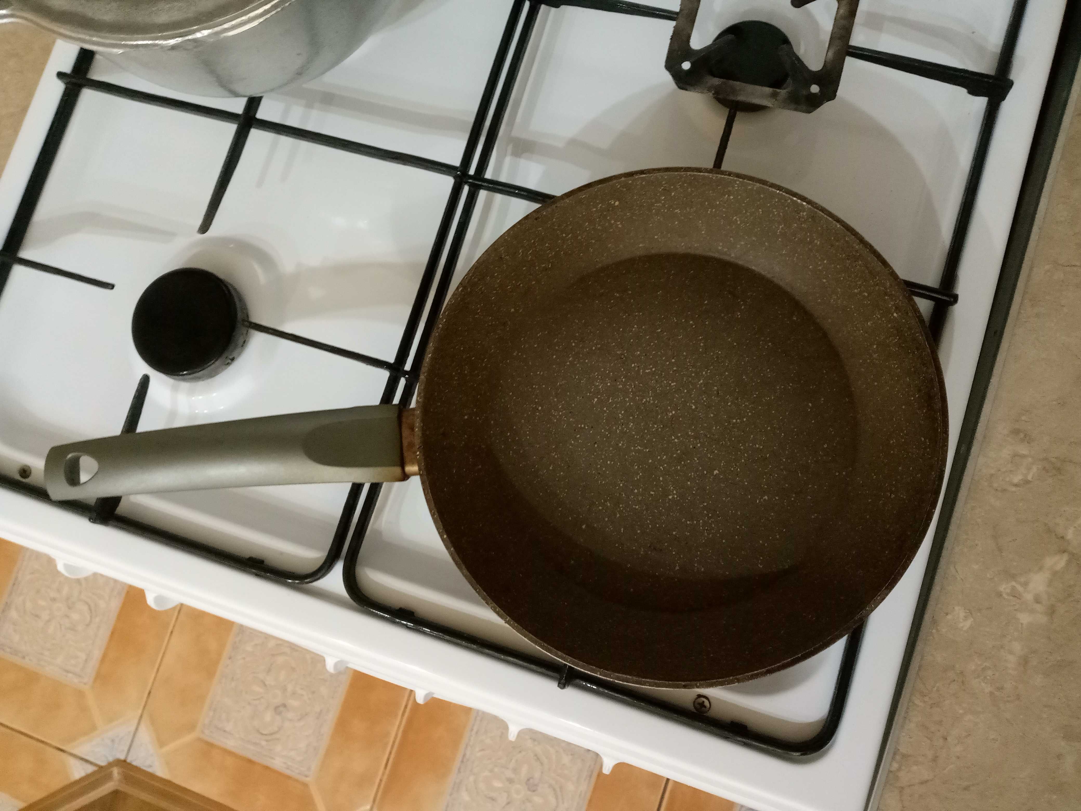 Шикарная сковородка "гранит" 24см+набор из дерева для кухни