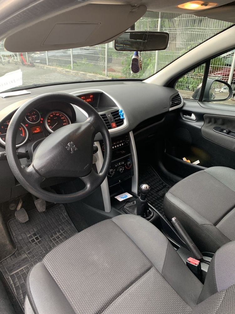 Peugeot 207 in 3 usi