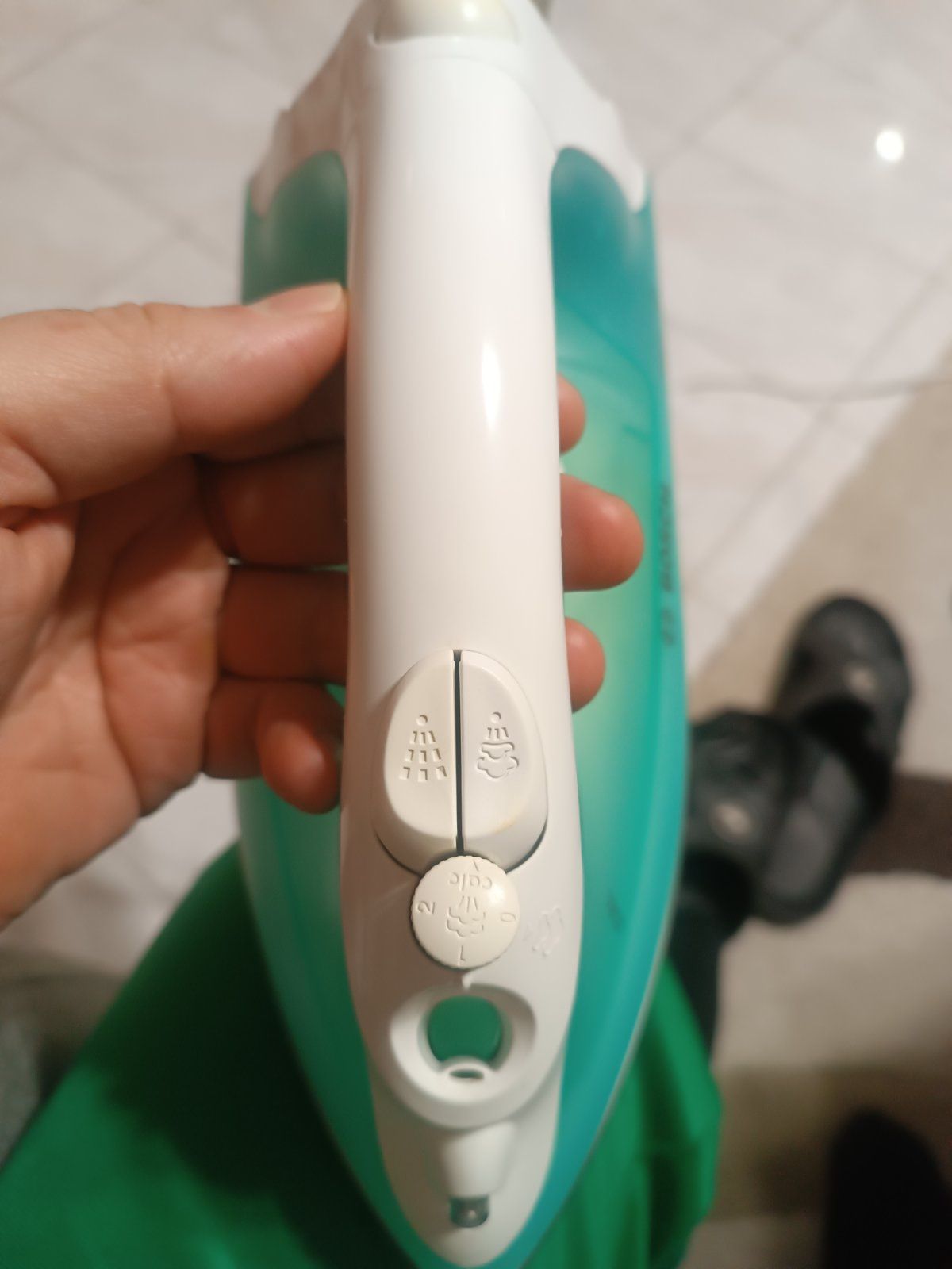 Продавам ютия Bosch
