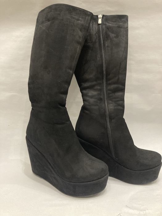 Зимние натуральные замшевые сапоги на танкетке