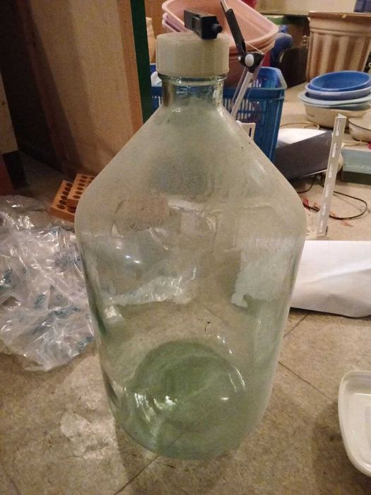 Продам банки разные и бутыль 20 литровый