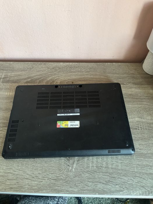 Dell 5570• Procesor i5 generatia 6..Fara SSD si ram.. functional