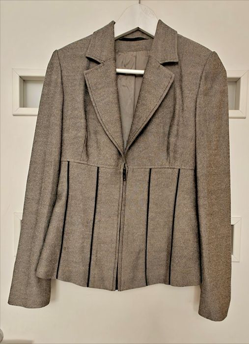 Sacou cu un design elegant, cambrat pe talie, versatil în orice ținută