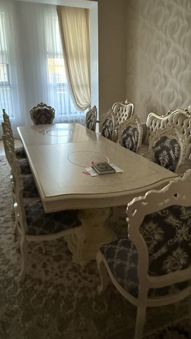 Роскошный обеденный стол с 18 стульями