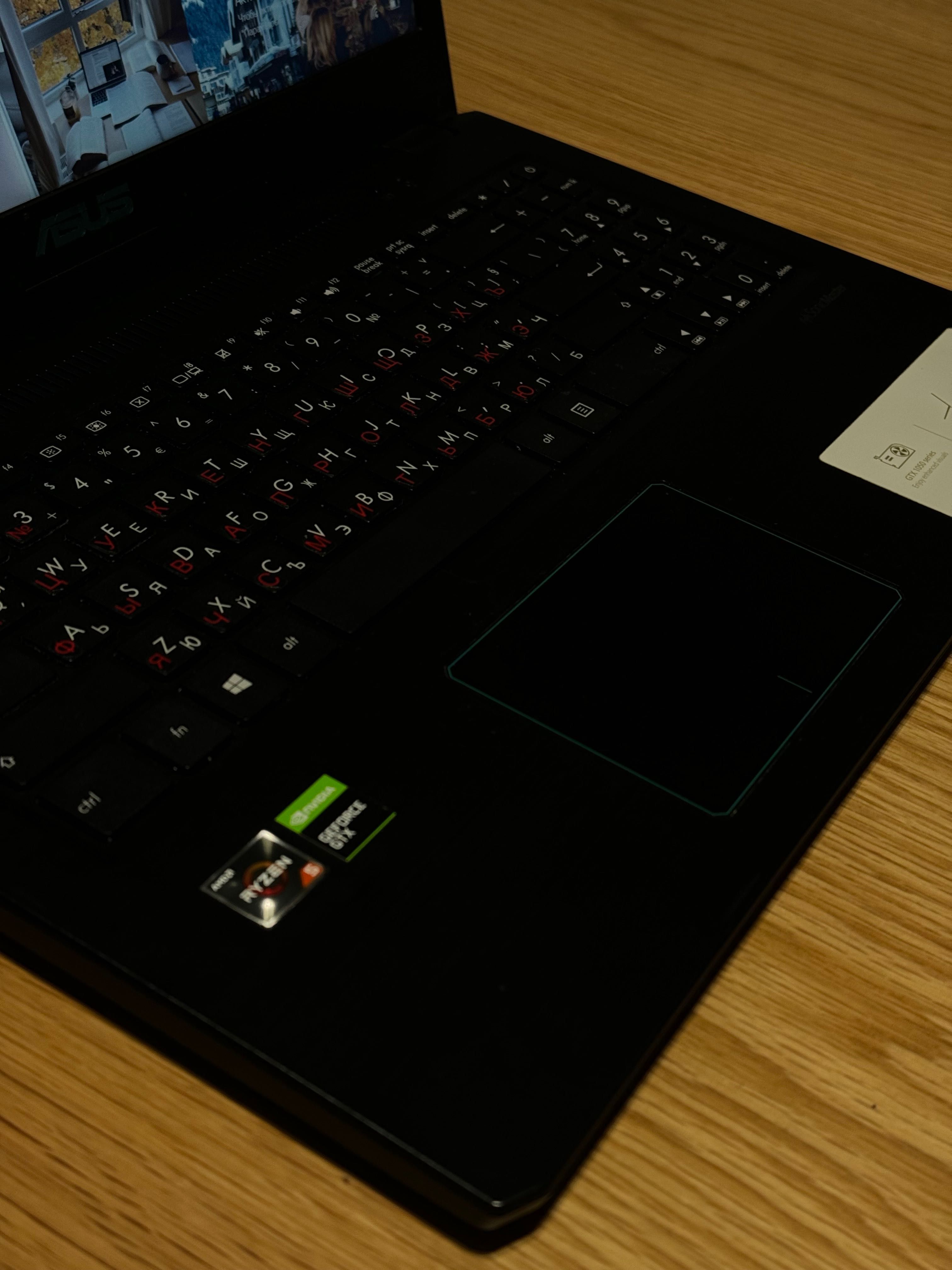 Лаптоп асус Asus M570DD-WB511 перфектен
