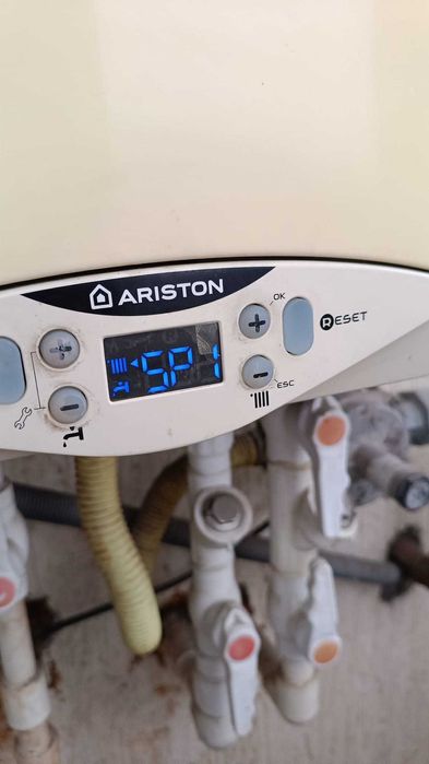 Centrala Cares premium Ariston defecta