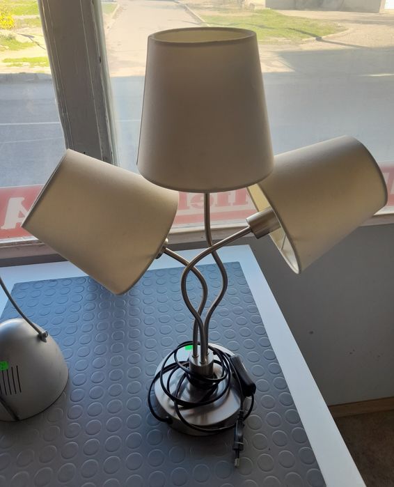 Лампион от плат и окръглен триъгълен свети много красиво