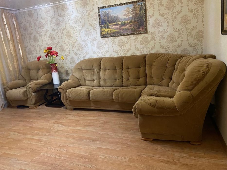Продам угловой диван вместе с журнальным столиком