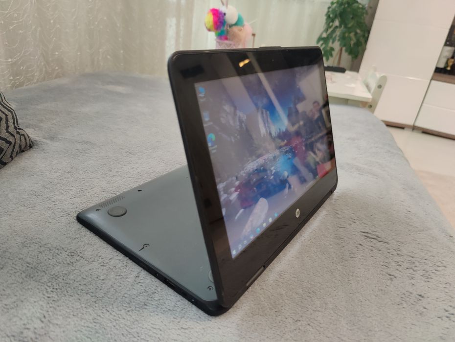 Laptop 2 in 1 HP i5 cu touchscreen tableta cu Windows 10