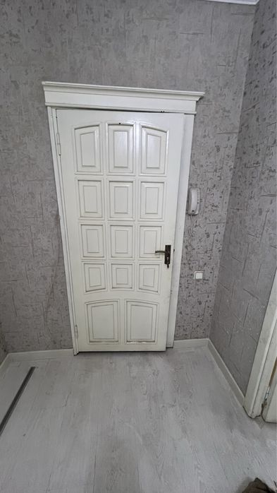 Двери продаются межкомнатные деревянные все в комплекте