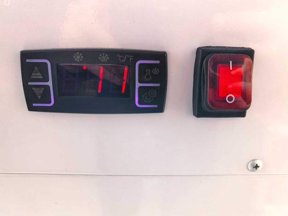 Хладилна витрина 90литра, CF-90