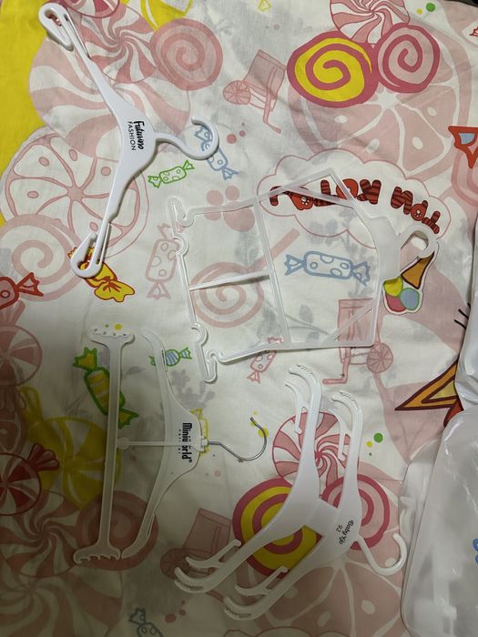 Отдам вешалки для детских вещей