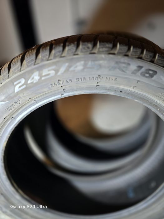 Vând cauciucuri Pirelli