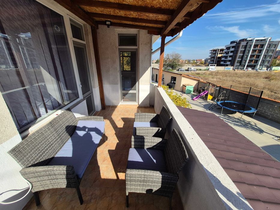 Многостаен етаж от къща, 160кв, полу-обзаведен, двор и паркомясто