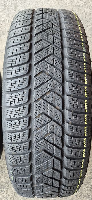4 anvelope iarna Pirelli 235/65/19.Pretul este pe bucata