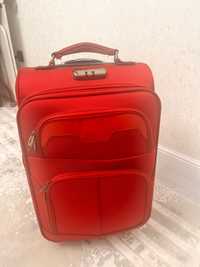 Продам чемодан красного цвета