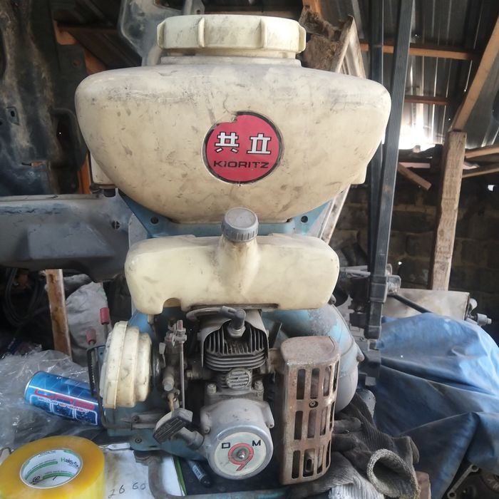 Опрыскиватель порошковый на бензине производство Япония  на 5кг  в гор