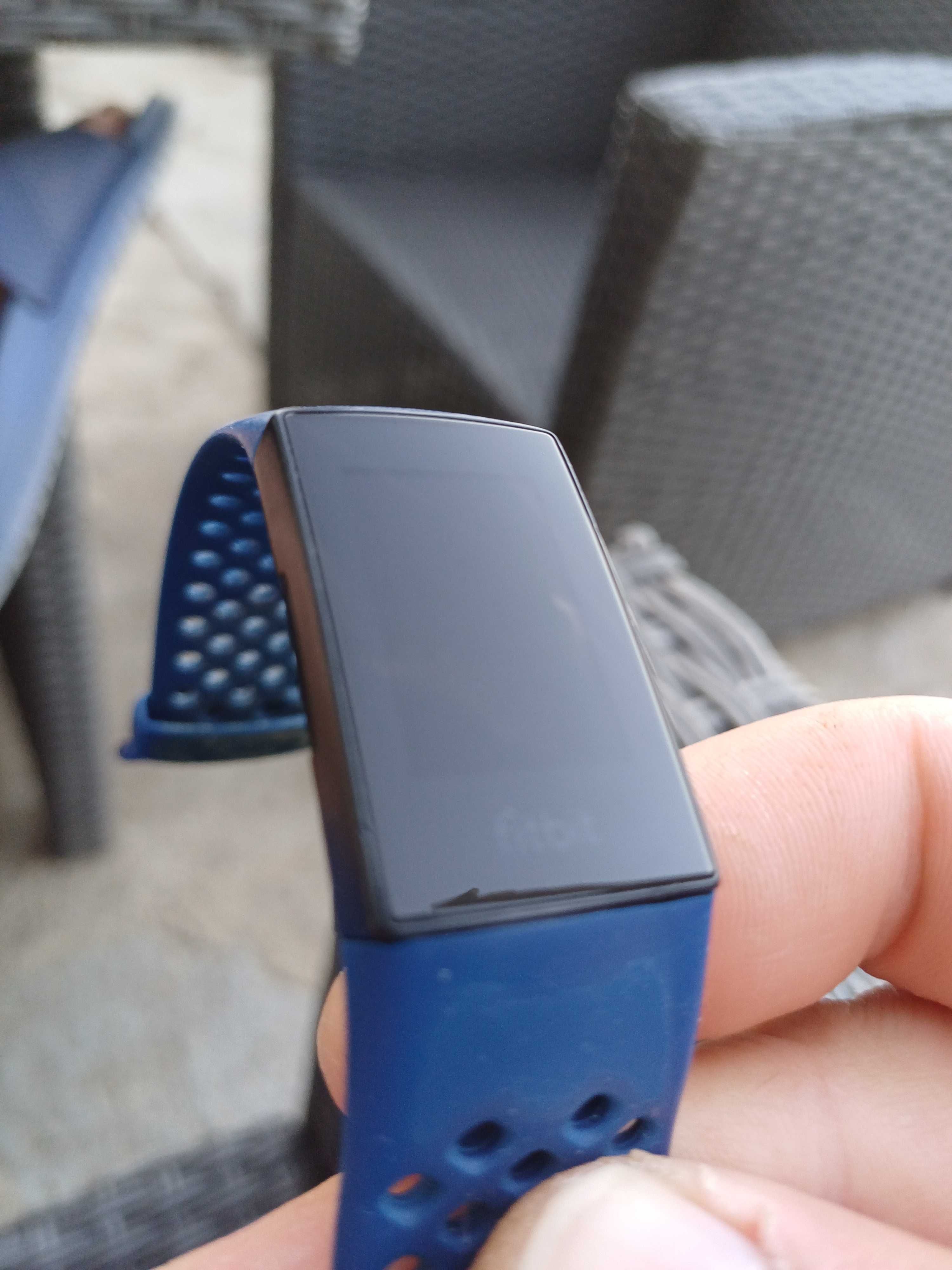 Fitbit Charge 4 - фитнес гривна фитбит