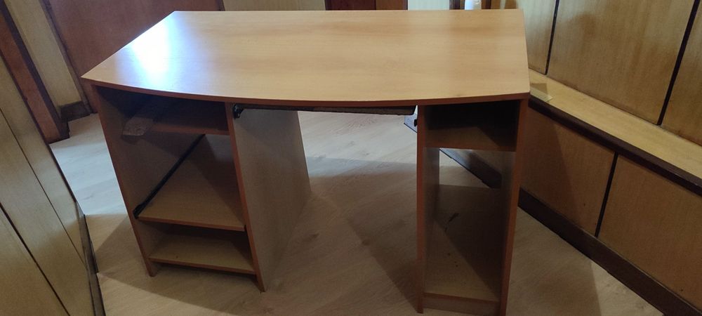 Дървено бюро втора употреба