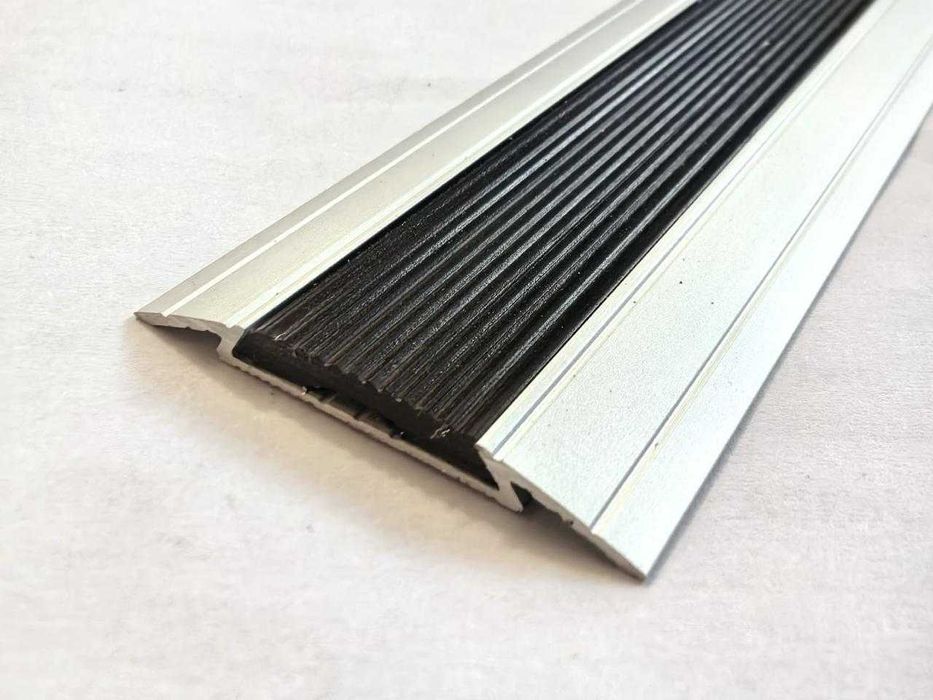 Полоса противоскользящая алюминиевая с черной резиновой вставкой,