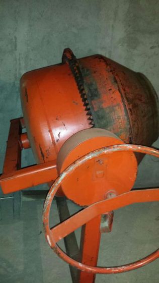 Inchiriez mai compactor , betoniera ,elicopter beton picamer generator