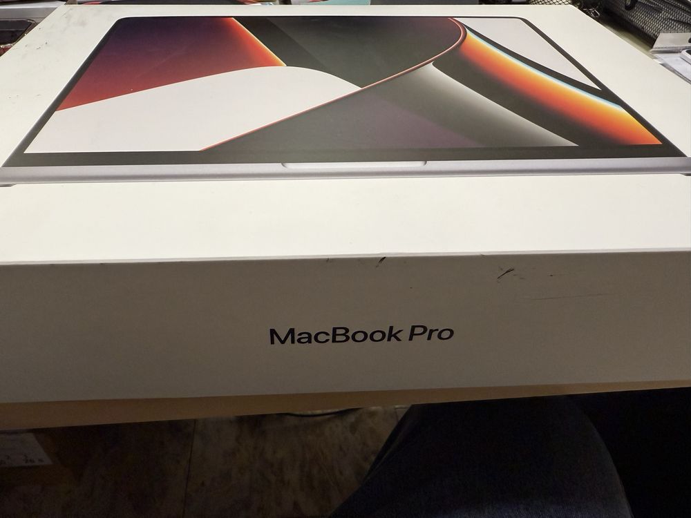 Оригинална кутия от Macbook Pro 14 и зарядно