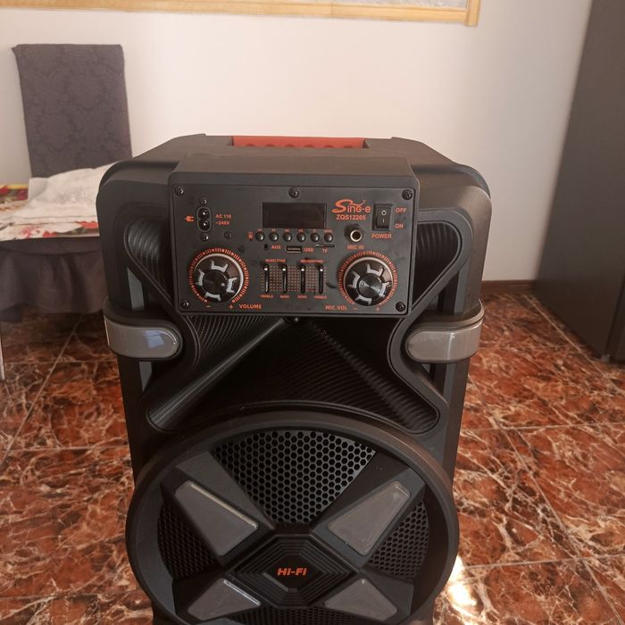 Vând boxa portabila are toate accesoriile