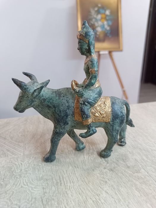 Статуетката изобразява Бог Яма (Владетелят на Правосъдието),