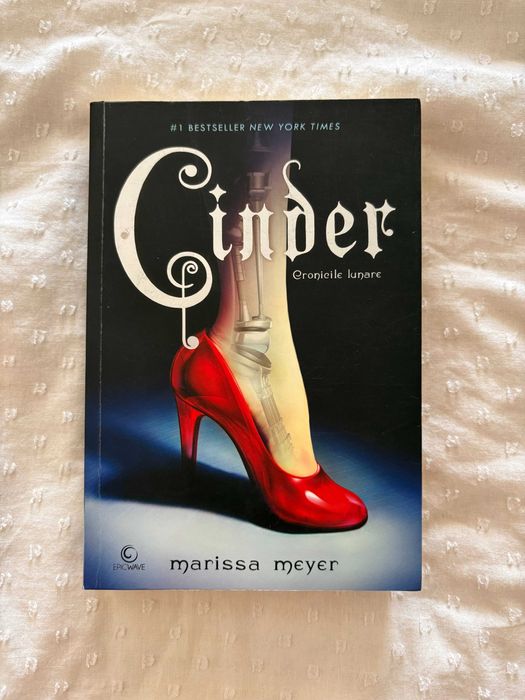 Cronicile lunare: Cinder - Marissa Meyer