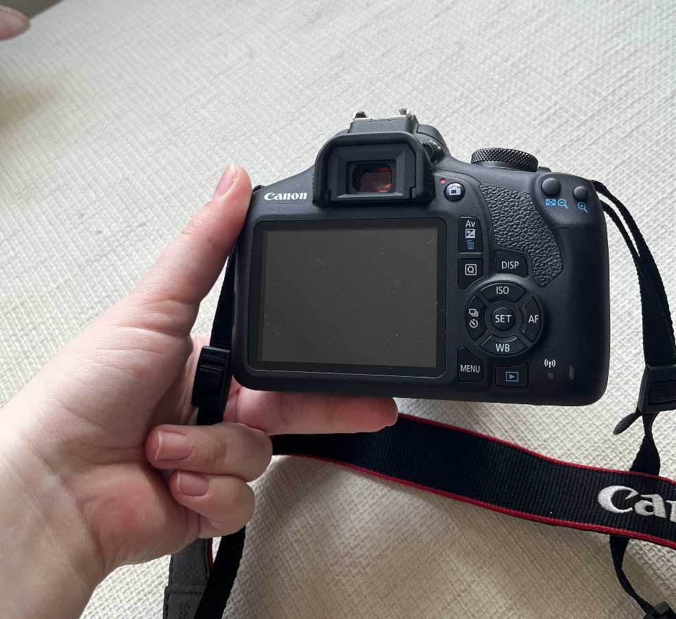 Фотоапарат DSLR Canon EOS 2000D, Черен + Обектив + карта памет 64GB