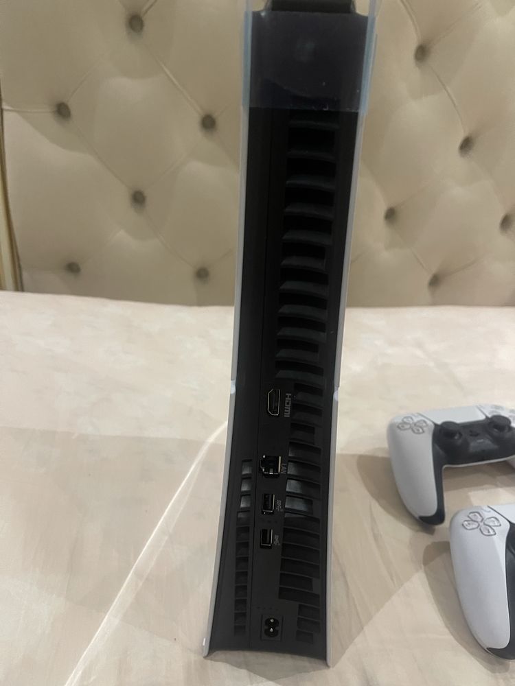 Продается Playstation 5 1 TB Digital edition новый +1 джойстик+игры