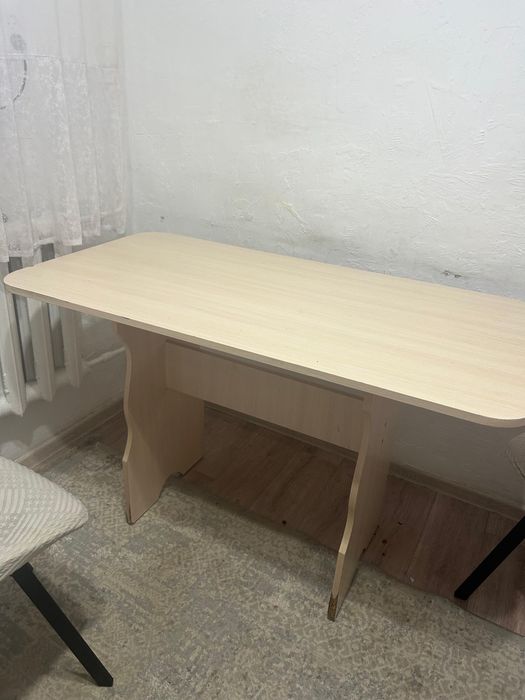 Стол хорошим состояние