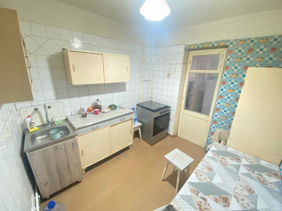 Срочно продается 3-х комн без ремонта, возле м. Космонавты. 3/3/4