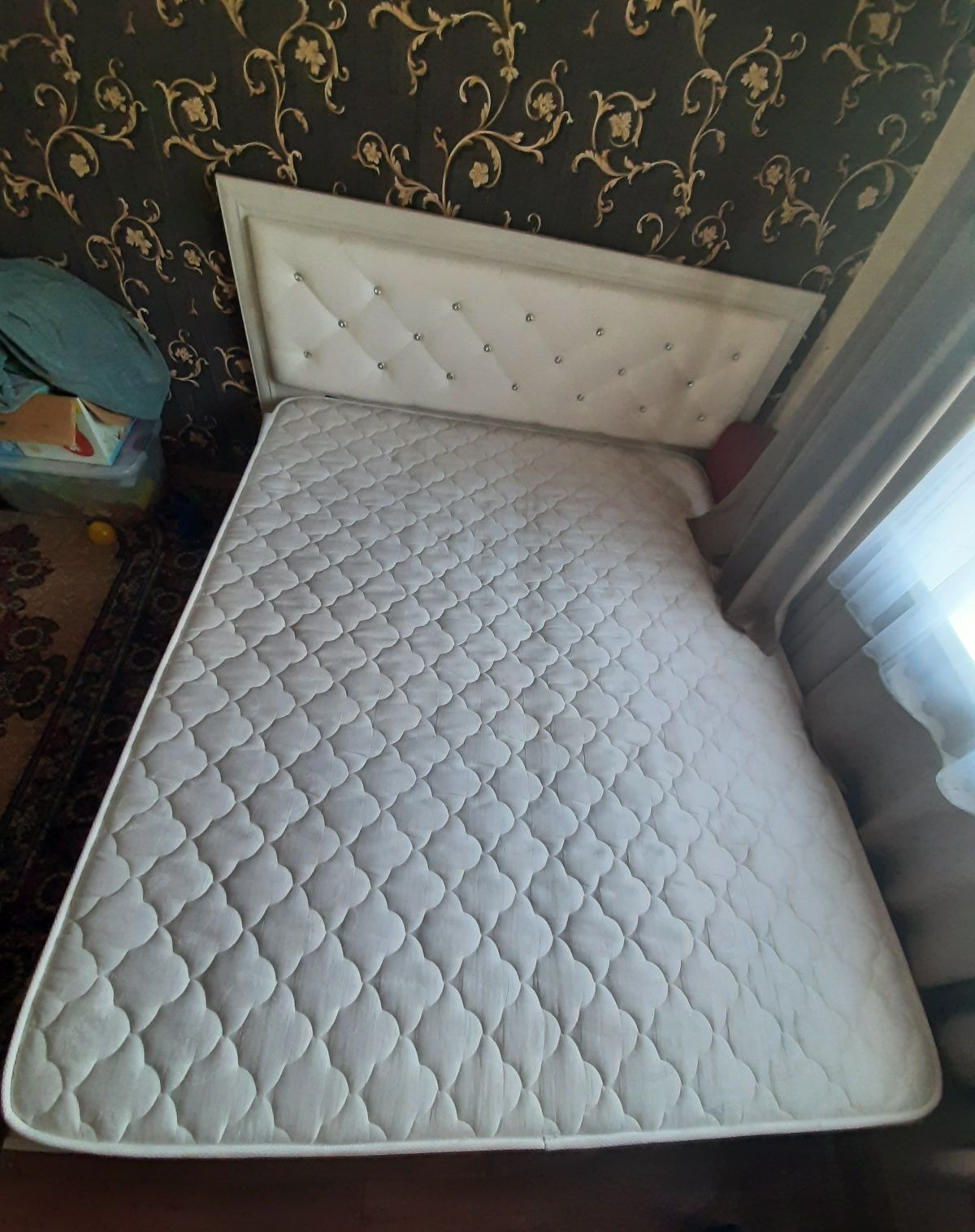 Кровать с матрасом в отличном состоянии. Размер 160*200см.
