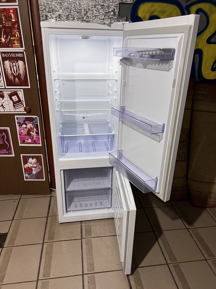 Двухкамерный холодильник Beko состояние нового