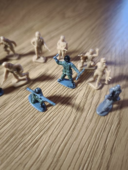 20 броя пластмасови войника