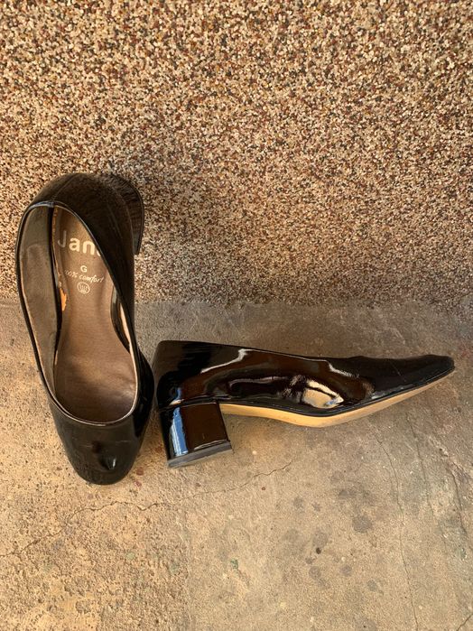 EspritБежови сандали-40 р-обувани веднъж -няма никакви забележки велур