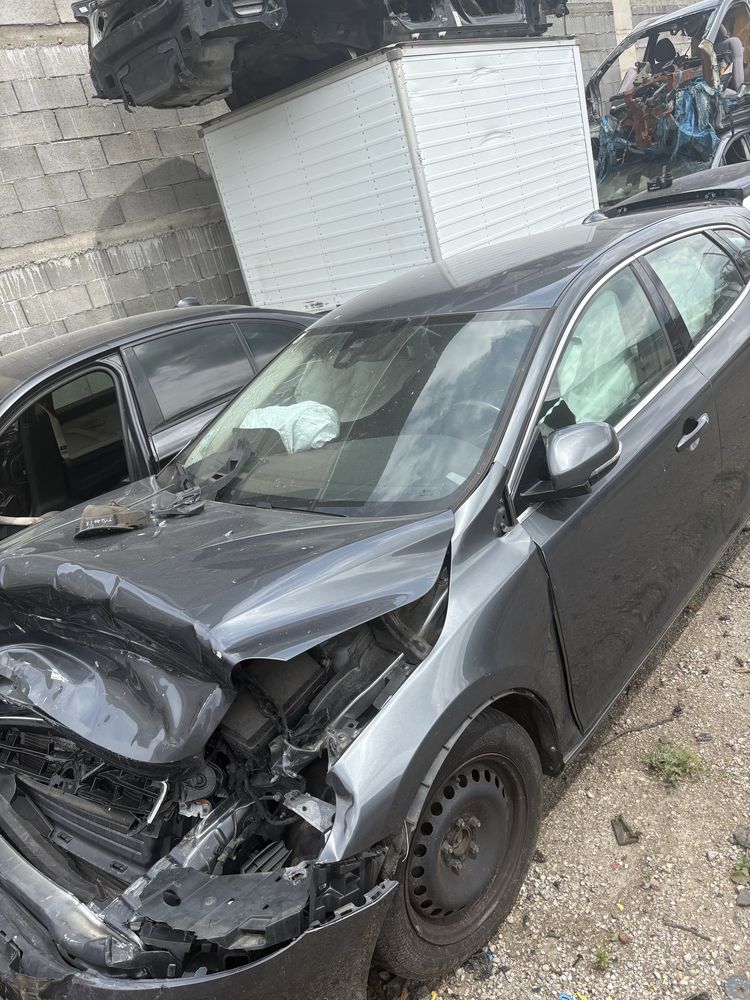 Volvo V40 1.6d 6 скорости ръчка 2014 година на части