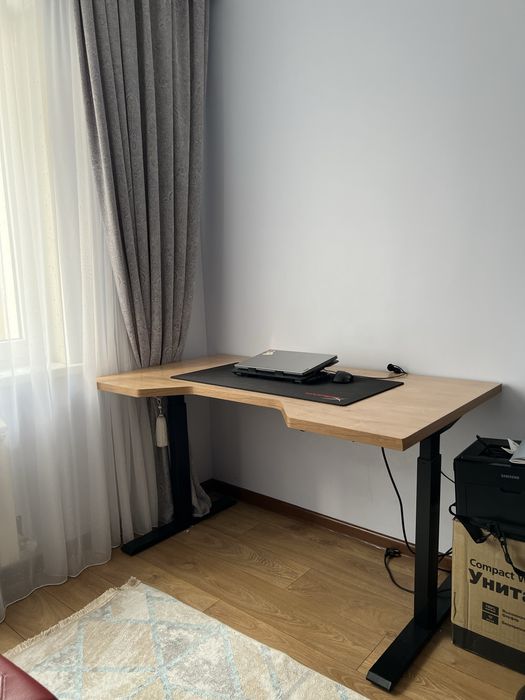 Компьютерный стол и кресло