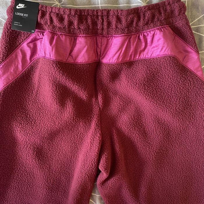 Pantaloni sport Nike dama deosebiti