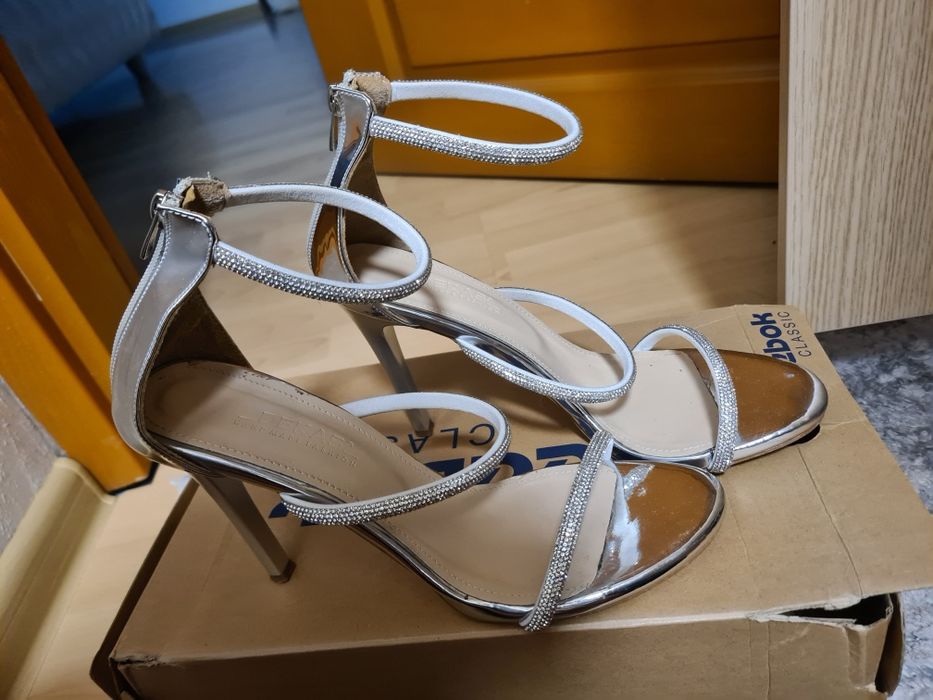 Обувки на ток сребристи