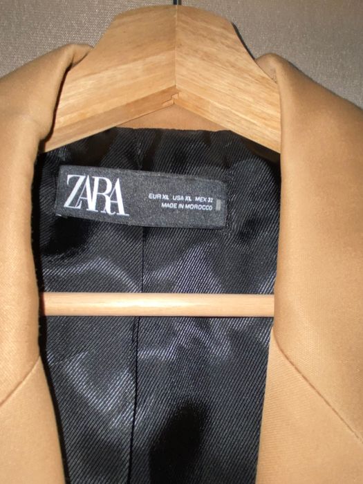 Zara бежово сатенени сако
