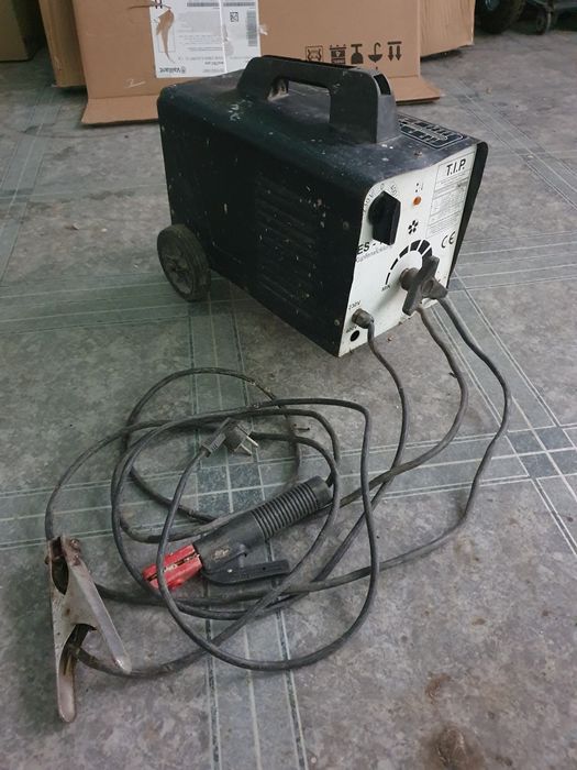 Vând aparat de sudura cu electrozi 220v