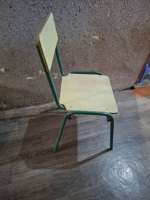 Детский стул с железными ножками