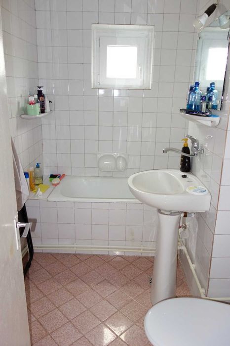 Apartament 3 camere, 2 bai, decomandat, central, langa piata