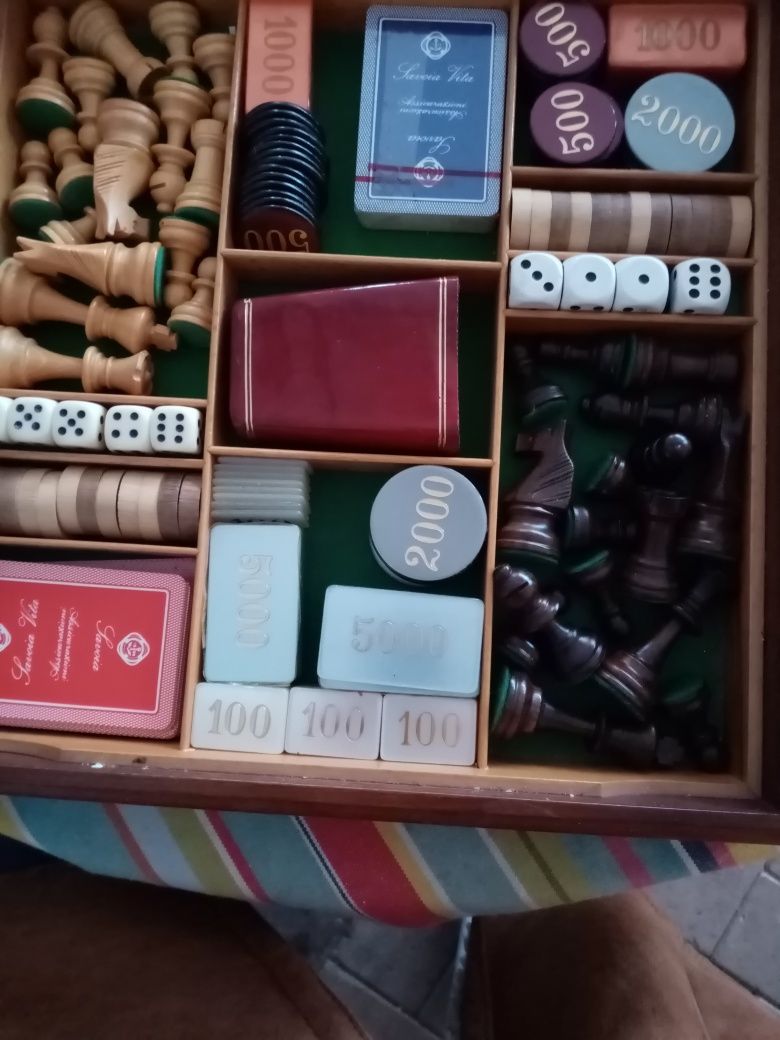 Șah și dami-șah în cutie pătrată