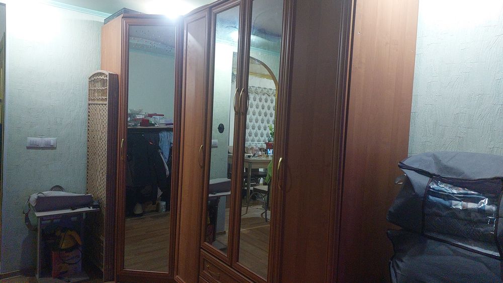 Угловой шкаф с 3 мя зеркалами