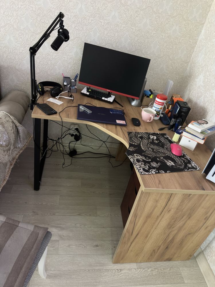 Продам компьютерный стол