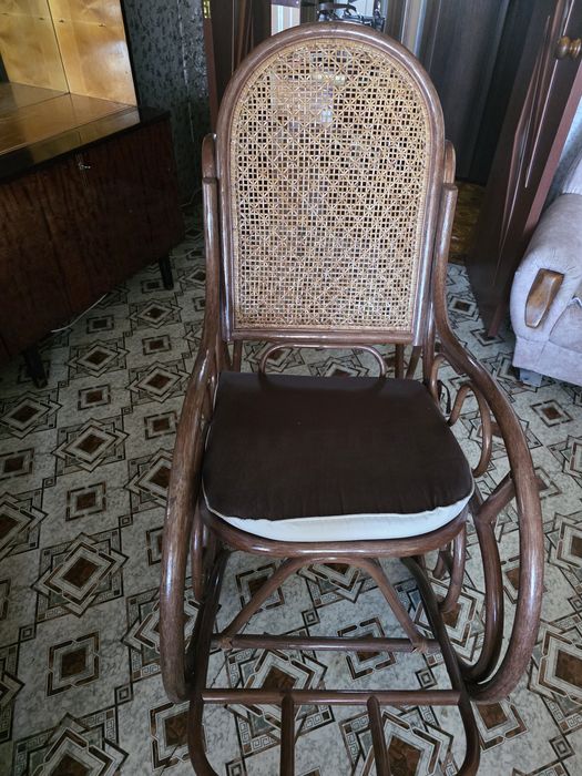 Продам  кресло - качалку  из ротанга.