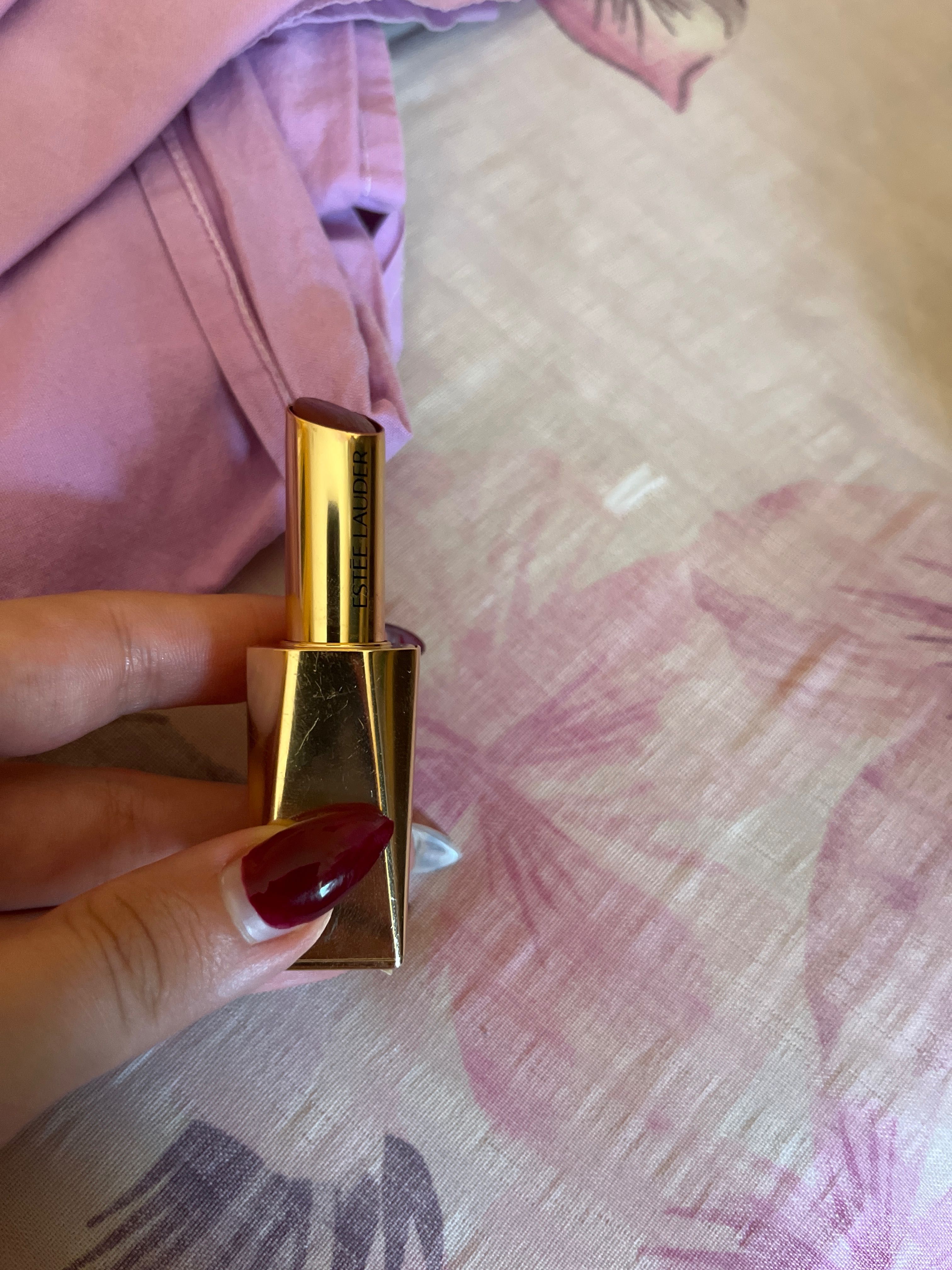 Estée Lauder тъмно червено червило само пробвано
